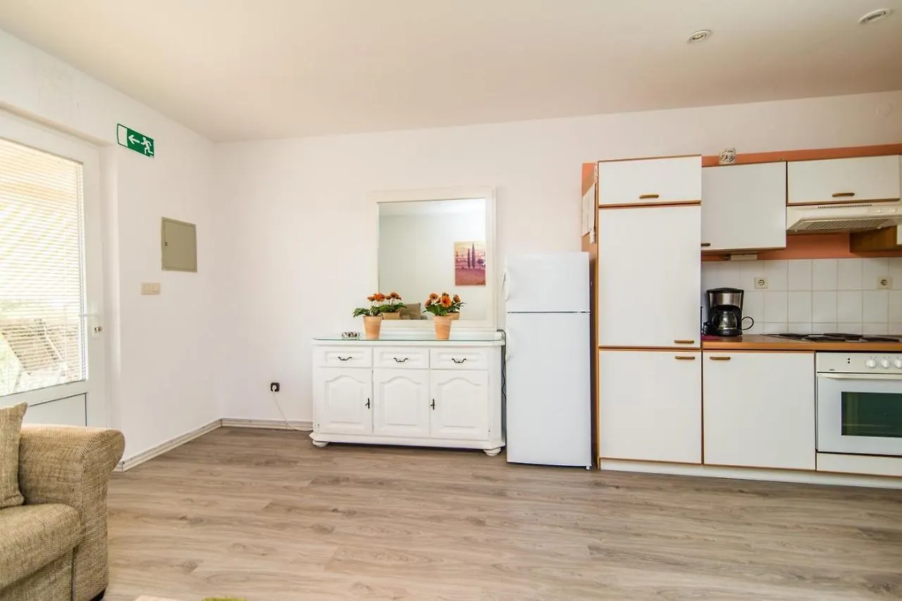 Guest house Apartments Ljubica Malinska