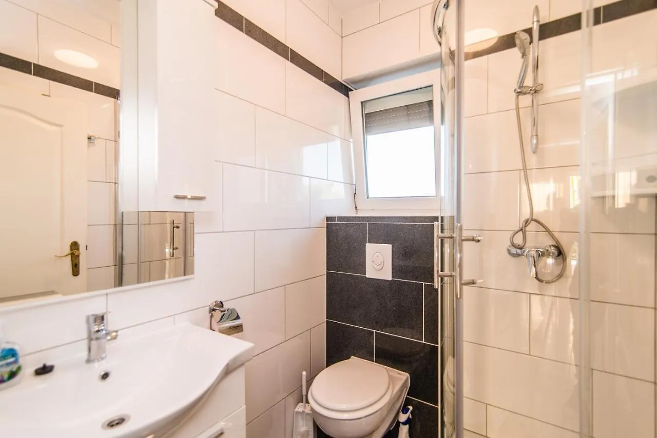 Guest house Apartments Ljubica Malinska