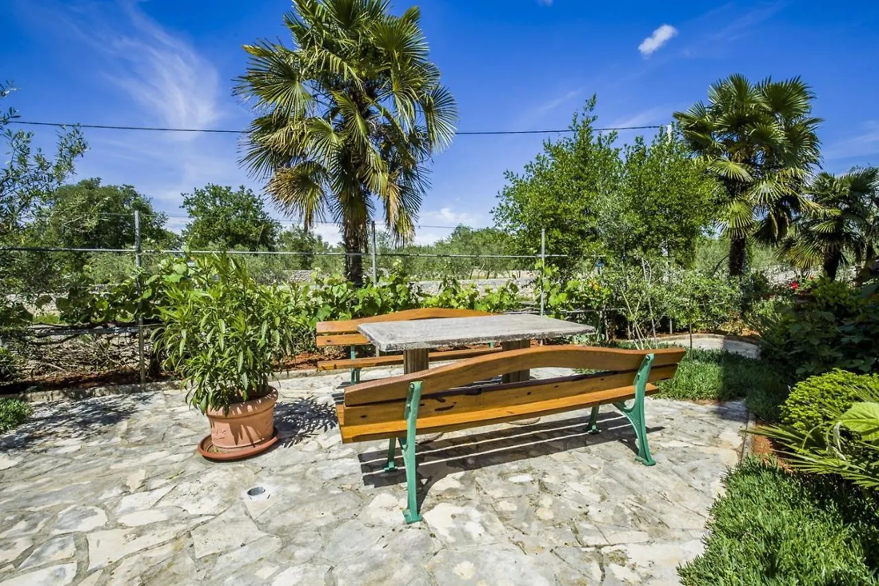 Guest house Apartments Ljubica Malinska